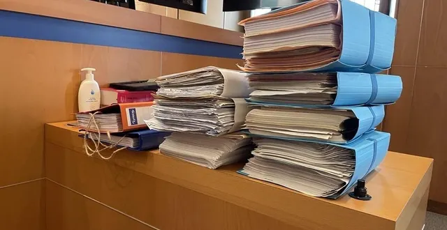 photo  la pile de dossiers témoigne de l’ampleur de l’escroquerie reprochée à un ancien huissier de justice de l’orne.  &copy;  archives ouest-france 