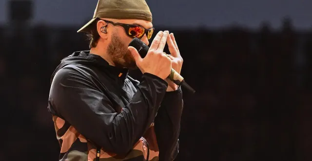 photo  jul avait rempli le stade de france en avril dernier dans un concert événement, retransmis dans plusieurs cinémas de france.  &copy;  afp 