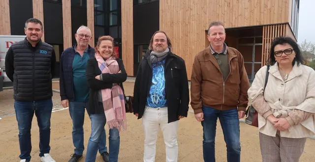 photo  beaufort-en-anjou, le 30 octobre 2025. des membres du vallée club entreprises, cyrille guinard (trésorier), dominique brémond, delphine langevain, alexis desjeux (conférencier), jean-bernard moreau (président) et magalie drapeau, devant la nouvelle pépinière d’entreprises.  &copy;  co – agathe le nueff 