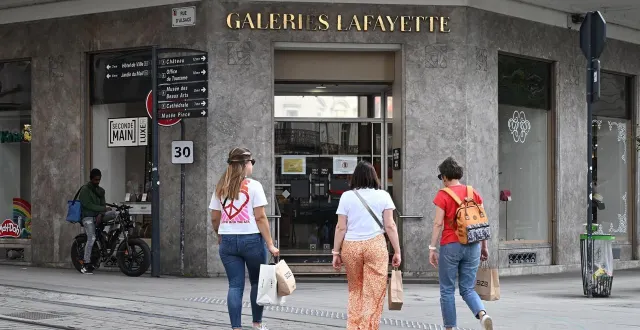 photo  sept magasins galeries lafayette vont changer de nom du fait de la fin des contrats d’affiliation entre le groupe et la sgm provoquée par l’installation dans ces enseignes de shein. ici le magasin d’angers (maine-et-loire), concerné par ce futur changement de nom.  &copy;  jérôme fouquet / ouest-france 