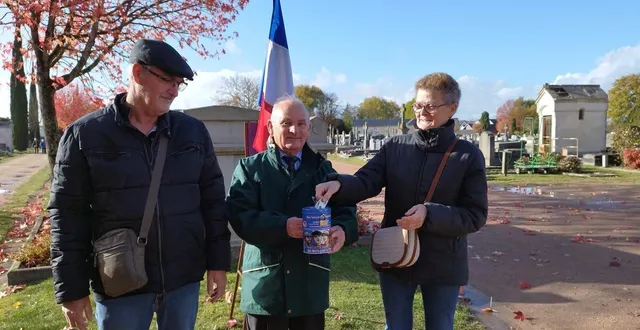 photo  à l’entrée principale du cimetière saint-thomas, à la flèche (sarthe), jean-claude ménard, vice-président du comité fléchois du souvenir français, a présenté l’opération aux bienfaiteurs.  &copy;  ouest-france 