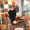 photo  daphné hugot-rougé sélectionne avec soin tous les articles qu’elle propose dans son magasin, à vimoutiers, dans l’orne. 