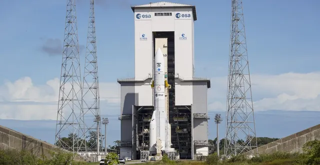 photo  cette photographie montre la fusée ariane 6 de l’agence spatiale européenne (esa) transportant le satellite d’observation terrestre sentinel 1-d de l’agence spatiale européenne (esa) avant son lancement au centre spatial guyanais de kourou, en guyane, le 4 novembre 2025.  &copy;  ronan lietar/afp 