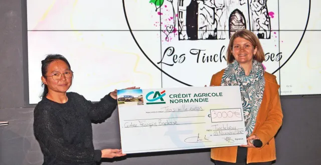photo  maëva jousset la présidente des tinch’roses remet le chèque de 3 000 € à hermeline delepouve, directrice de la communication et mécénat du centre françois-baclesse.  &copy;  ouest-france 