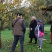 photo  croqueurs de pommes et locataires de la résidence intergénérationnelle du gué-perray échangent dans le jardin partagé de celle-ci. 
