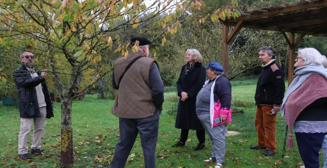 photo  croqueurs de pommes et locataires de la résidence intergénérationnelle du gué-perray échangent dans le jardin partagé de celle-ci.  &copy;  ouest-france 