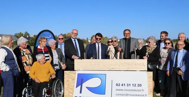 photo  les élus accompagnés des représentants de l’agence podeliha et de l’entreprise rousseau construction.  &copy;  co 