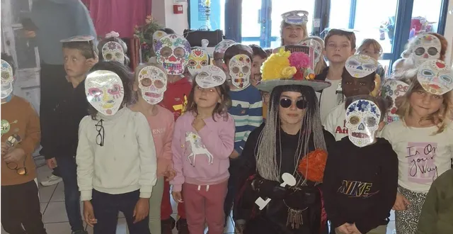 photo  les enfants prêts pour célébrer le día de los muertos.  &copy;  co 