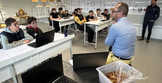 photo  cholet, bois d’ouin, mardi 4 novembre 2025. david besson, formateur en boulangerie, a présenté son cursus à des élèves de 3e de la mfr de chalonnes.  &copy;  co - yves boiteau 