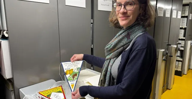 photo  l’archiviste juliette jamet présente le fanion 1974 de la course alençon-médavy, le premier d’une longue série et d’une histoire passionnante.  &copy;  ouest-france 