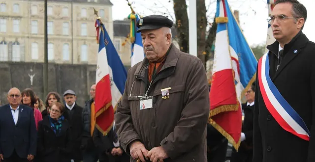 photo  raymond boulay, ici aux côtés de nicolas leudière, le maire de sablé-sur-sarthe, en novembre 2024, préside le comité de sablé-sur-sarthe de la fédération nationale des anciens combattants en algérie, maroc et tunisie (fnaca).  &copy;  archives ouest-france 