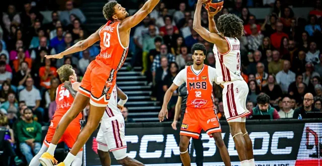 photo  pas simple pour jonathan jeanne et ses 2,18 m de voyager sereinement. son grand gabarit est bien à l’étroit dans les bus et avions.  &copy;  le maine libre - yvon loué 
