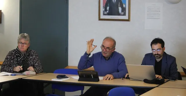 photo  corinne chesneau, le maire jean-louis lemaître, florian lemaître.  &copy;  le maine libre 