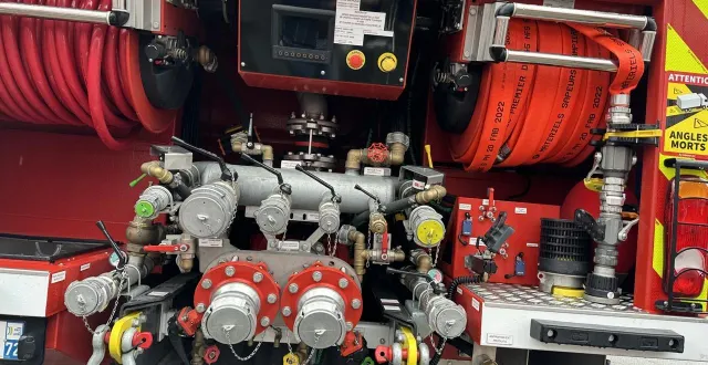 photo  en pleine nuit, mercredi 5 novembre 2025, un feu est survenu dans une maison inhabitée à gesnes-le-gandelin dans le nord sarthe.  &copy;  ouest-france 