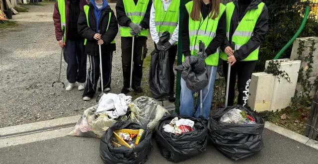 photo  les jeunes d’auvers-le-hamon ont battu un record en ramassant près de 26 kg de déchets.  &copy;  mairie d’auvers-le-hamon 