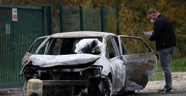 photo  des enquêteurs inspectent la voiture incendiée utilisée par un conducteur qui a percuté des piétons et des cyclistes près de saint-pierre-d’oléron, sur l’île d’oléron, le 5 novembre 2025.  &copy;  stephane mahe/reuters 