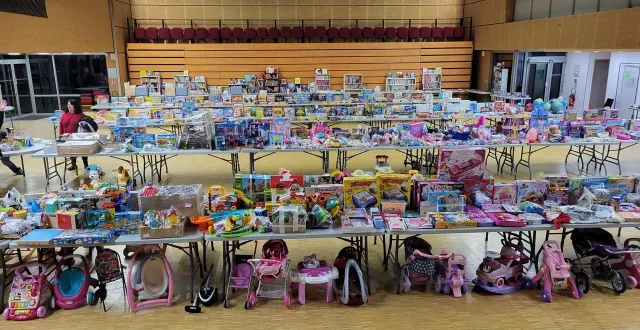 photo  comme l’an dernier, les étals seront bien remplis pour celles et ceux qui cherchent des bonnes affaires à l’approche de noël.  &copy;  prim’age béconnais 