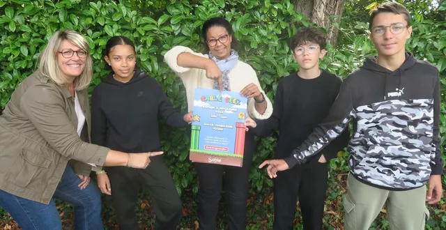 photo  les membres du conseil municipal junior encadré par rabia asfar (au centre) proposeront le 1er sablé geek, samedi 8 novembre, salle madeleine marie.  &copy;  ouest-france 