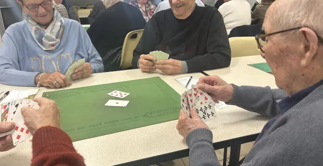 photo  beaufort-en-anjou, le 4 novembre 2025. chaque mardi, on joue aux cartes à l’union comète. la belote est à l’honneur les premiers et troisièmes mardis de chaque mois. place au tarot, les deuxièmes et quatrièmes.  &copy;  co - christophe ricci 