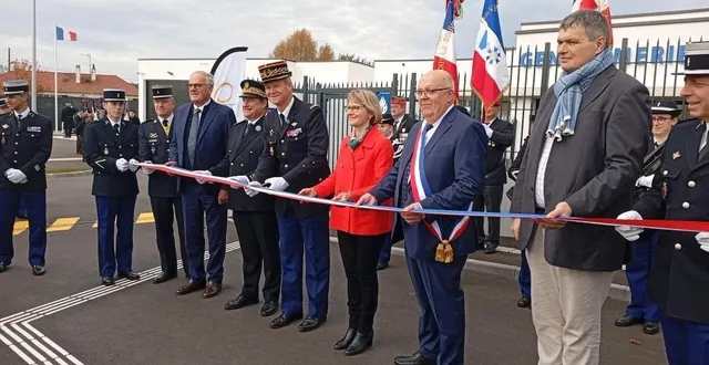 photo  lors de l’inauguration de la gendarmerie de gacé par les instances officielles.  &copy;  ouest-france 