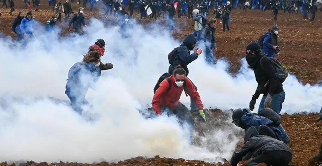 photo  plusieurs milliers de personnes ont manifesté dans les deux-sèvres, le 25 mars 2023, contre le projet de mégabassines, ces réserves d’eau agricoles à sainte-soline.  &copy;  franck dubray/ ouest france 