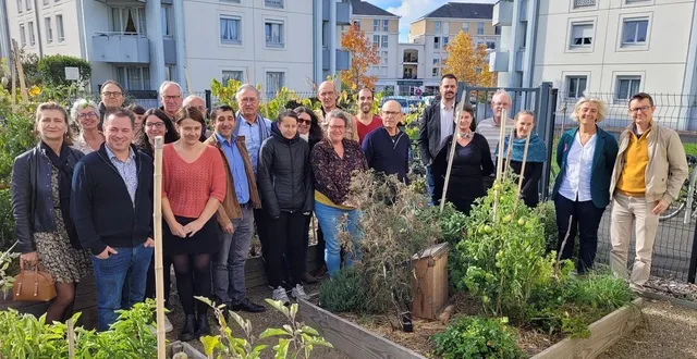 photo  des membres du rucher citoyen avec les élus auxquels ils ont présenté leurs actions, lors de la dernière réunion plénière, en octobre.  &copy;  ouest-france 