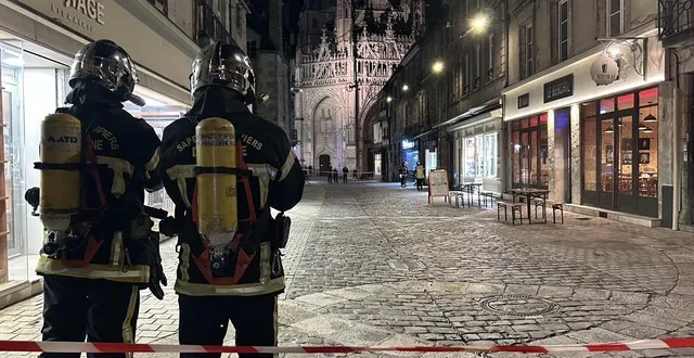 photo  les sapeurs-pompiers d’alençon et grdf vérifient la rue du bercail, à alençon, après la détection d’une odeur de gaz suspecte.  &copy;  ouest-france 