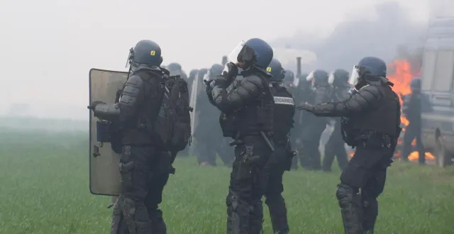 photo  outre de multiples tirs tendus de grenades interdits, les images révèlent une pluie d’insultes et une envie profonde de blesser les manifestants.  &copy;  archives co - marie delage 