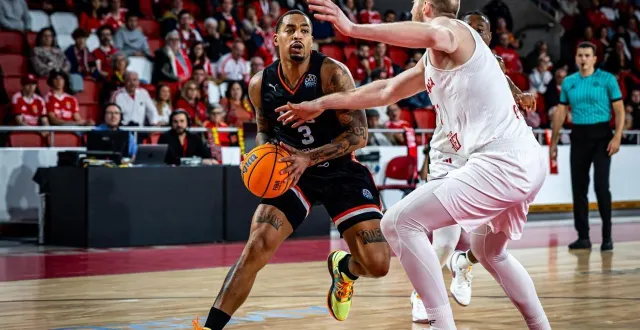 photo  trevante williams et le msb s’inclinent au benfica lisbonne.  &copy;  fiba basketball 
