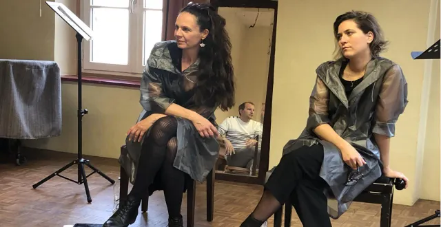 photo  les comédiennes iuliana neagu et sarah labhar, de la compagnie galante, pendant la restitution au public de leur résidence.  &copy;  ouest-france 