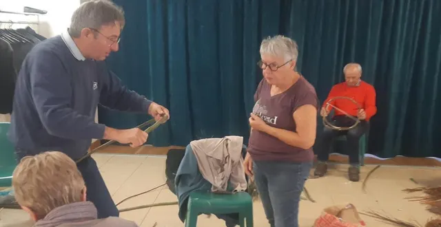 photo  le président henri cadotz partage sa technique pour donner la forme de l’anse au bois de châtaignier chaque jeudi matin à l’atelier du club de l’amitié.  &copy;  ouest-france 