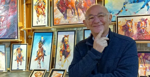 photo  bernard blin dans son atelier, devant sa nouvelle série sur les chevaux.  &copy;  ouest-france 