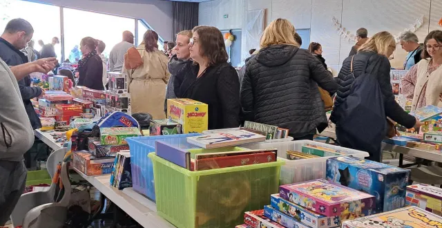 photo  la salle polyvalente était remplie lors de la bourse aux jouets dimanche.  &copy;  ouest-france 