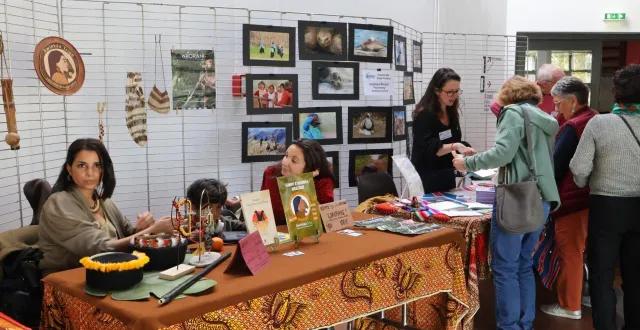 photo  près de 400 personnes ont assisté, ce week-end, au centre rabelais, au festival des globe-trotters, organisé par l’association aventure du bout du monde. certains conférenciers sont venus à la rencontre des festivaliers, à l’instar d’angélique mangon, commentant en direct la projection de son périple en amérique du sud : « je partais pour 9 mois, j’y suis resté 3 ans, j’ai traversé sept pays ». la jeune femme poursuit : « mon fil rouge c’est la rencontre avec les communautés natives qui ont encore des connexions avec la nature ».  &copy;  ouest-france 
