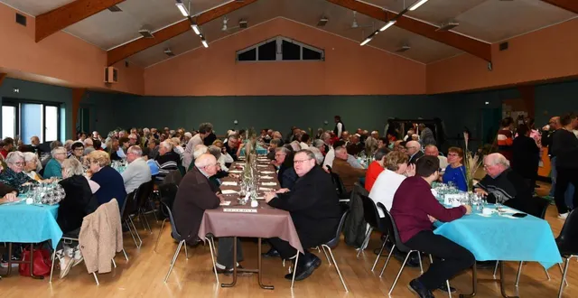 photo  une très belle journée pour les aînés de la commune  &copy;  le maine libre 