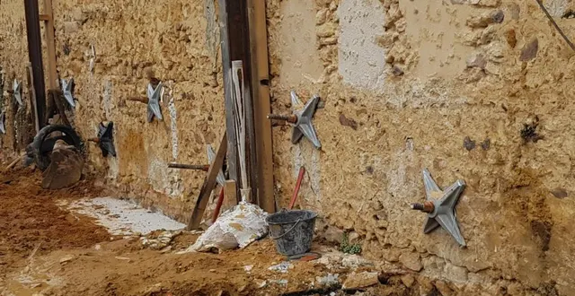 photo  le mur en cours de travaux, avec renforcement des fondations et installation des tirants pour assurer sa stabilité.  &copy;  le maine libre 