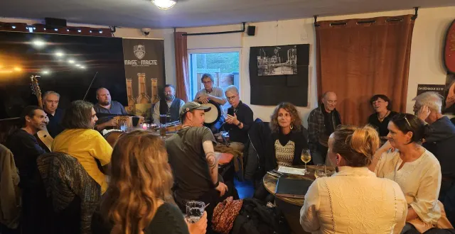 photo  session irlandaise au pub mage malte samedi en fin d’après-midi.  &copy;  le maine libre 