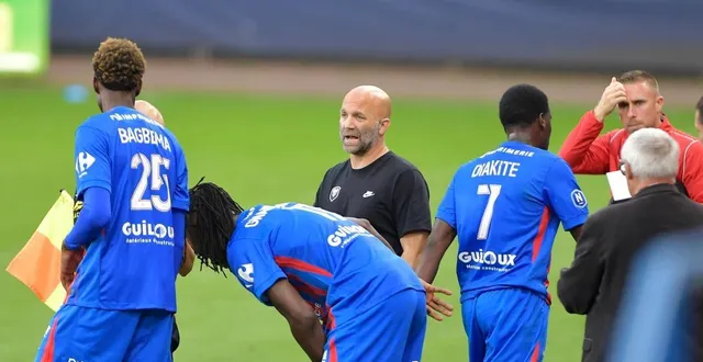 photo  maxime d’ornano, ici au milieu de ses joueurs  &copy;  guillaume marie 