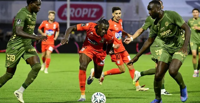 photo  face à saint-étienne, lors de la 1re journée, malik tchokounté a inscrit ses deux seuls buts de la saison à ce jour. mais l’attaquant du stade lavallois a déjà connu des périodes de creux et « s’accroche » pour retrouver le chemin des filets.  &copy;  vincent michel / ouest-france 