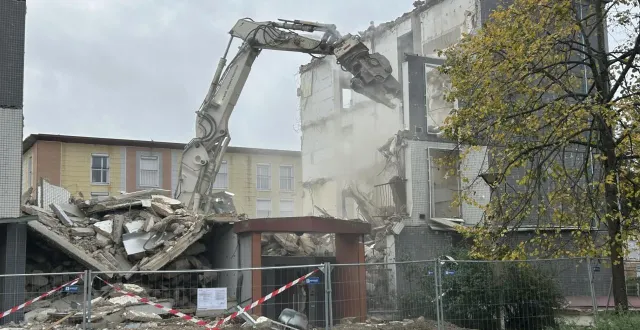 photo  le mans, lundi 27 octobre 2025. l’immeuble porche entre le 30, rue d’allemagne et le 2, rue de turquie est en cours de démolition.  &copy;  le maine libre 