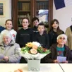 photo  marguerite romanier et nina boissé, entourées par cinq enfants du conseil municipal des jeunes, avec l’adjointe nathalie pancher et l’animatrice delphine duval, mercredi 5 novembre 2025, à la mairie de parcé-sur-sarthe. 