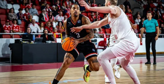 photo  travante williams a apporté son habituelle énergie pour permettre le retour du msb sur benfica en fin de match. insuffisant toutefois pour l’emporter.  &copy;  bcl 