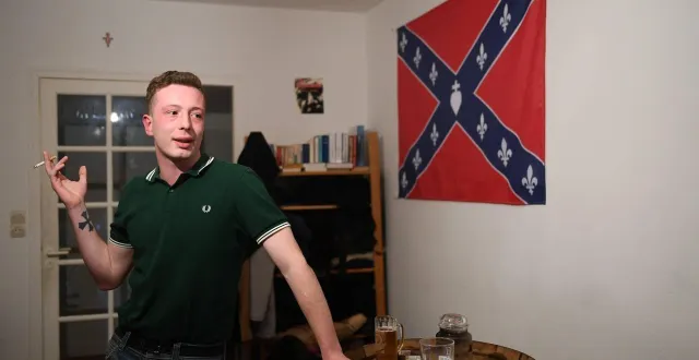 photo  jean-eudes gannat, en 2018, dans les locaux du groupe identitaire l’alvarium à angers.  &copy;  illustration co 