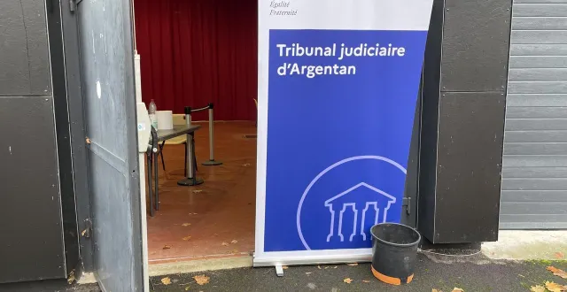 photo  devant le nombre de victimes identifiées lors de l’enquête contre l’huissier de justice de domfront, 250, le procès se déroule dans le hall des expositions d’argentan (orne) jusqu’à ce soir jeudi 6 novembre 2025.  &copy;  ouest-france 