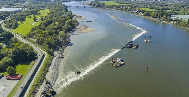 photo  vue aérienne du duis (digue submersible) de bellevue, qui a été créé afin de restaurer le lit de la loire.  &copy;  gael arnaud 