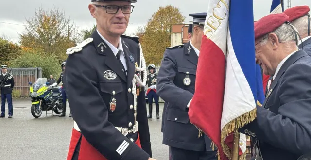 photo  le capitaine lechâtreux lors de sa prise de fonctions à alençon (orne).  &copy;  ouest-france 