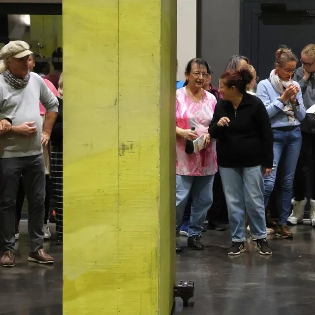photo des participants de tous âges et de différents horizons se côtoient sur le plateau.  ©  ouest-france