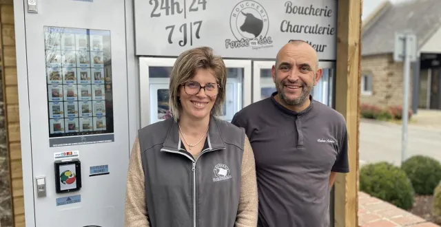 photo  karine et ludovic lechalier, gérants de la boucherie de ségrie-fontaine, commune déléguée d’athis-val-de-rouvre, dans l’orne viennent d’installer un distributeur automatique devant leur commerce.  &copy;  ouest-france 