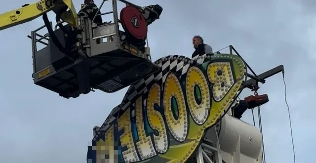 photo  un forain est monté tout en haut d’un manège pour protester contre son interdiction, jeudi 6 novembre 2025.  &copy;  capture vidéo steven brossier 
