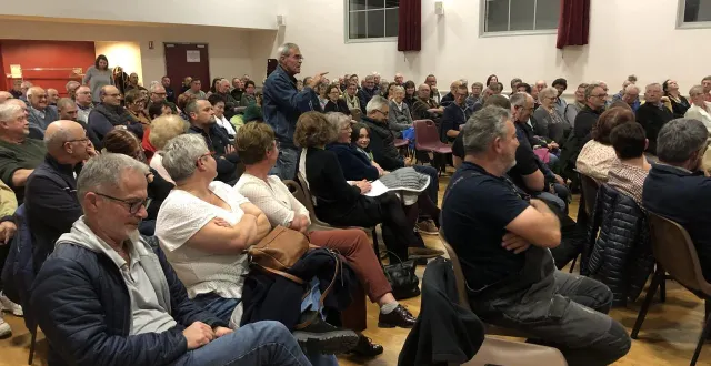 photo  habitants du chemin des jouvetteries, joël adet et ses voisins refusent que leur petite rue devienne une route départementale.  &copy;  ouest-france 